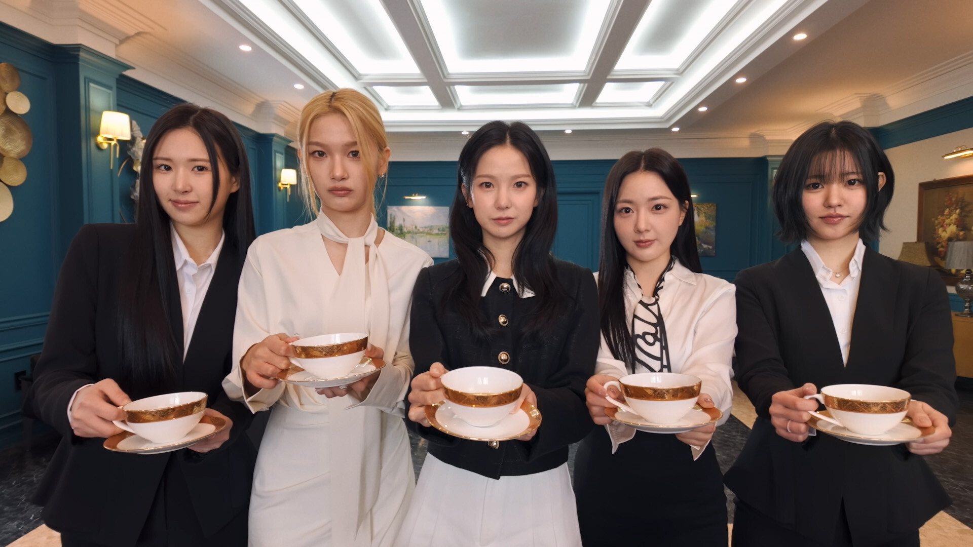 我和美女锁在办公室了
