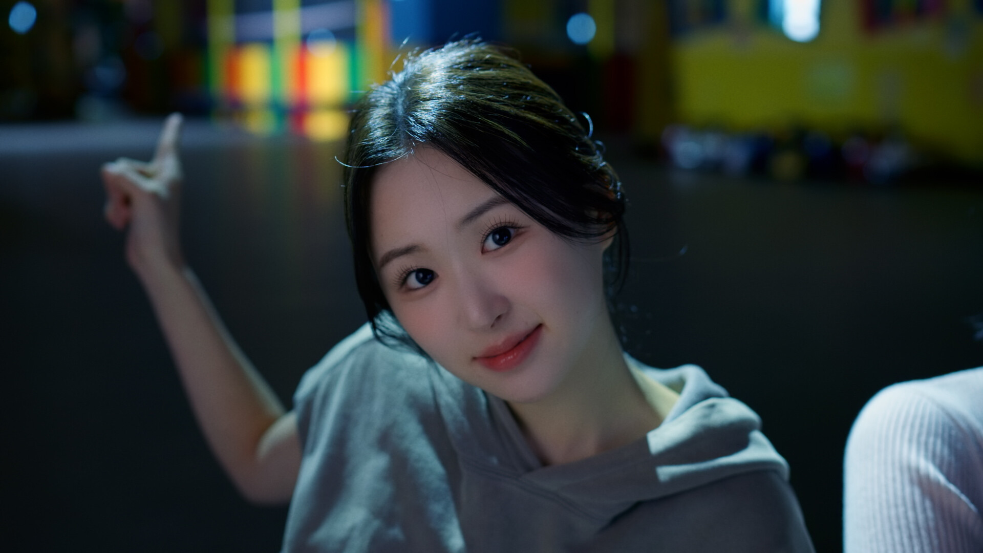我和美女锁在办公室了