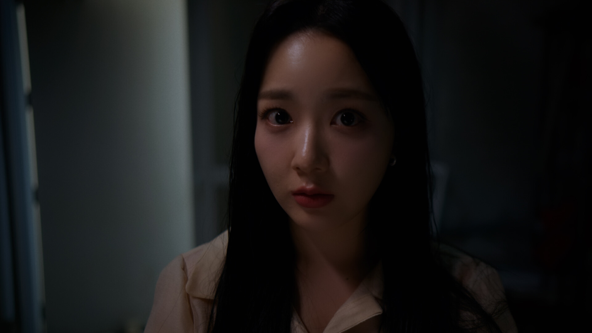 我和美女锁在办公室了