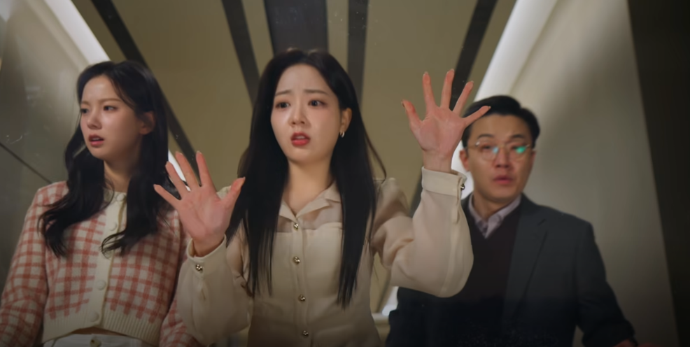 我和美女锁在办公室了