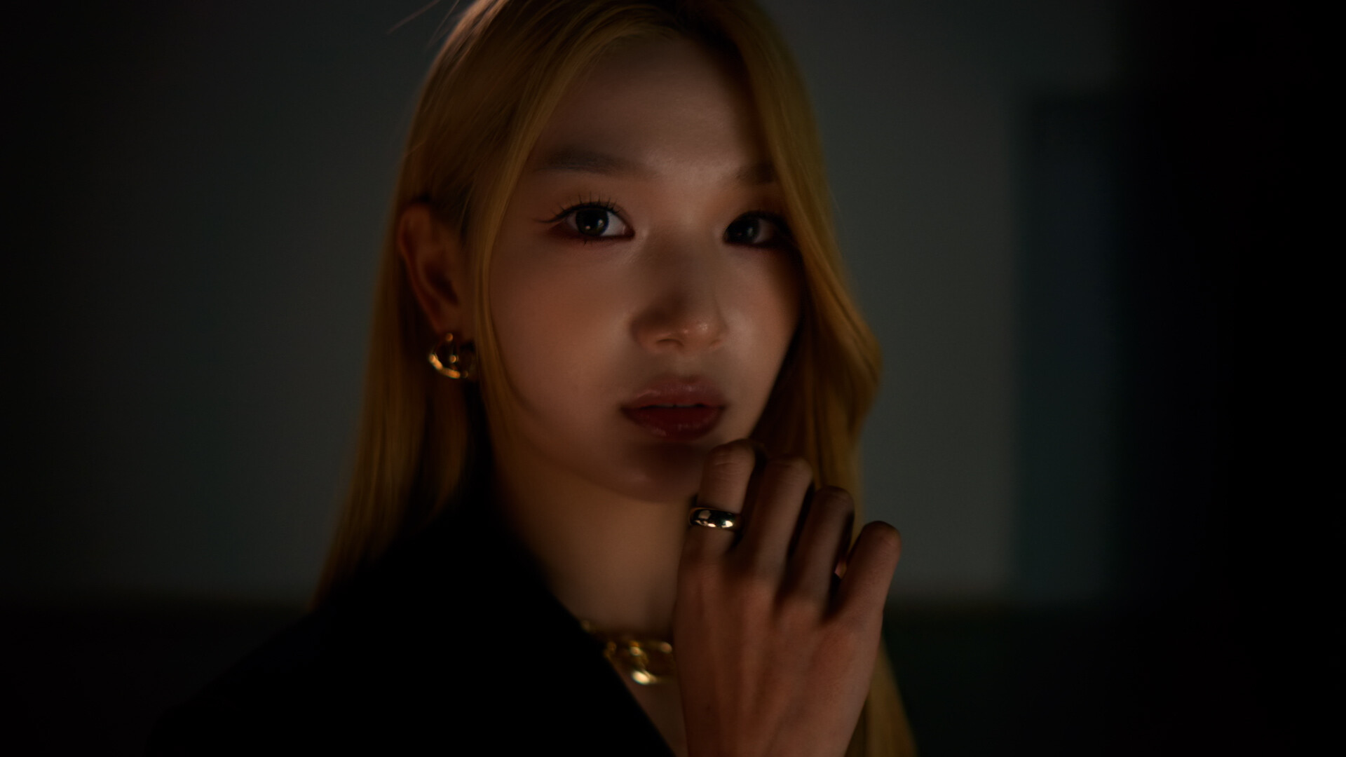 我和美女锁在办公室了